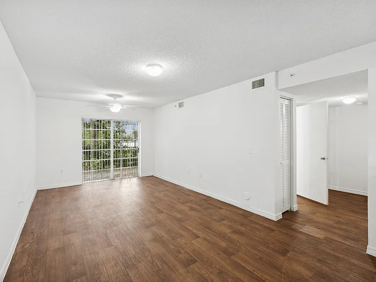 Venice Cove Apartments — Photo 12