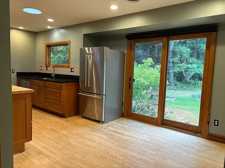 916 W Dean Ave — Photo 2