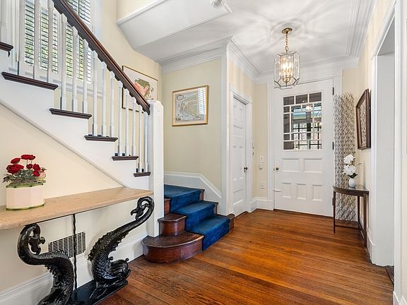 4th image of 6 Mercer Cir