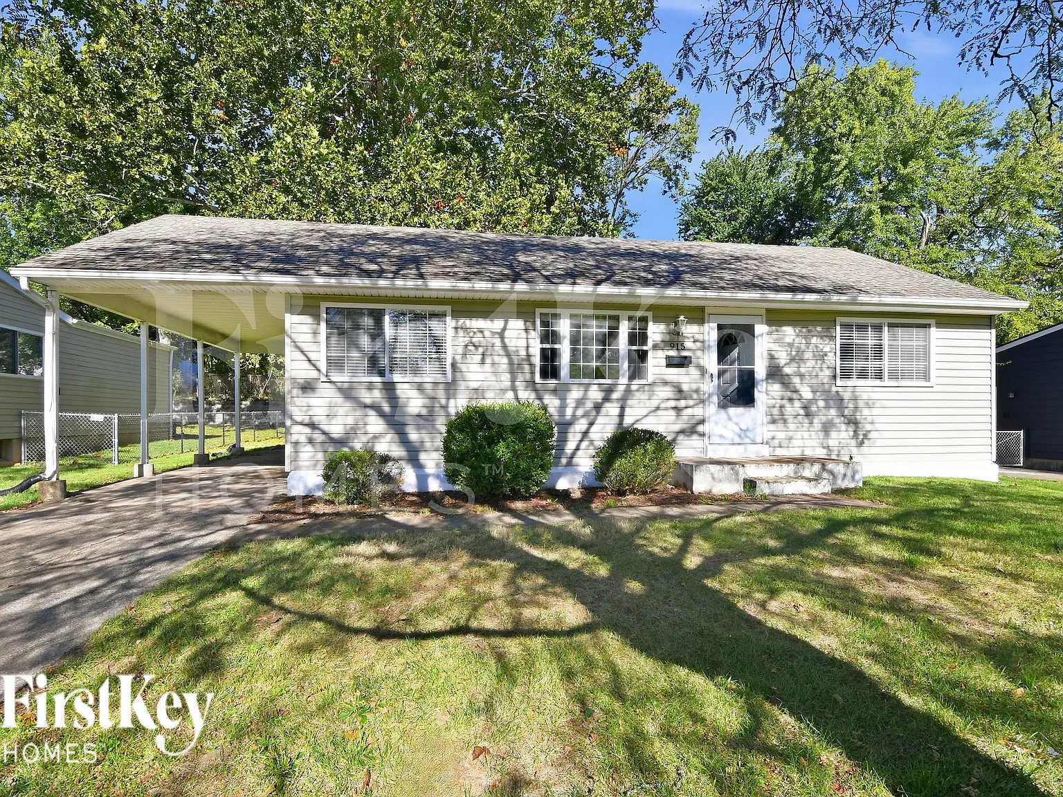 3 bed, 1.0 bath, 912 sqft, $1,355 — Photo 2