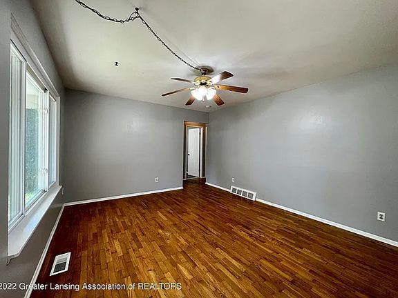 3rd image of 3932 Sheffield Blvd