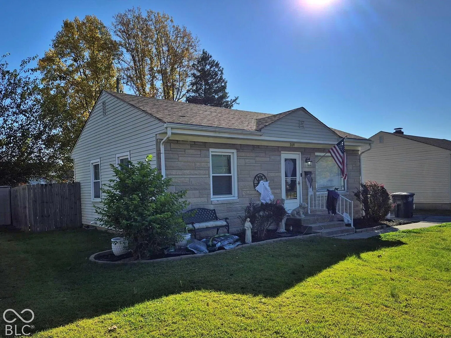 3 bed, 1.0 bath, 976 sqft, $1,250 — Photo 3