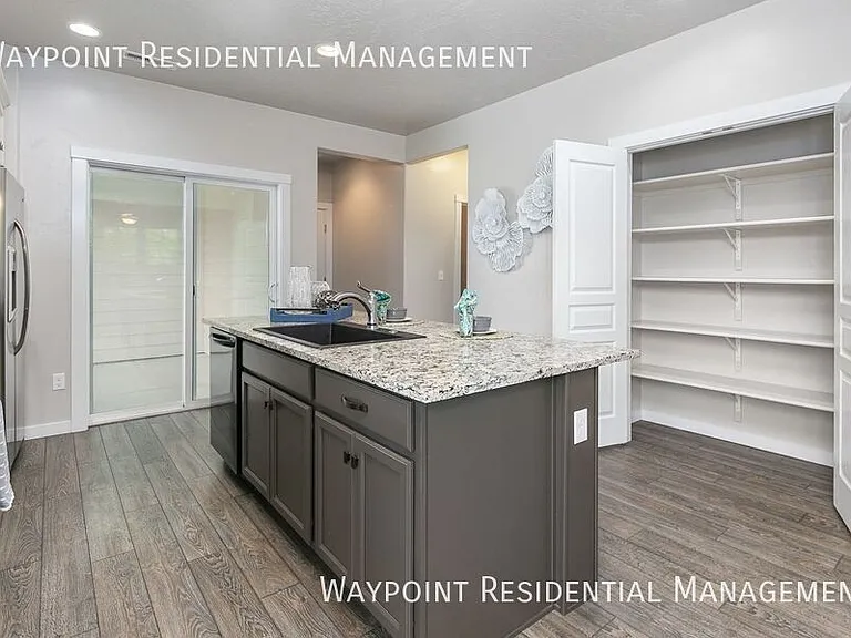 1142 W Parkstone St — Photo 12