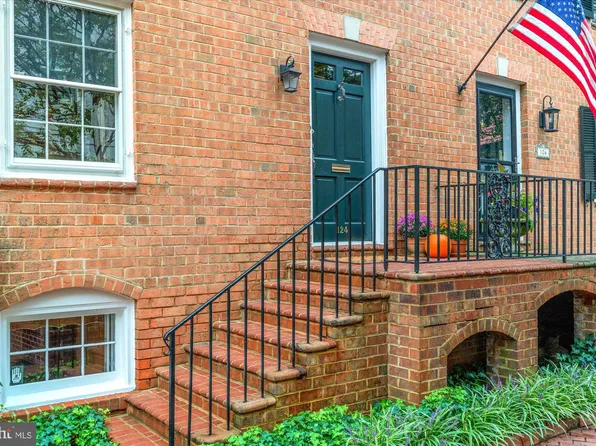 124 Cameron Mews, Alexandria, VA 22314