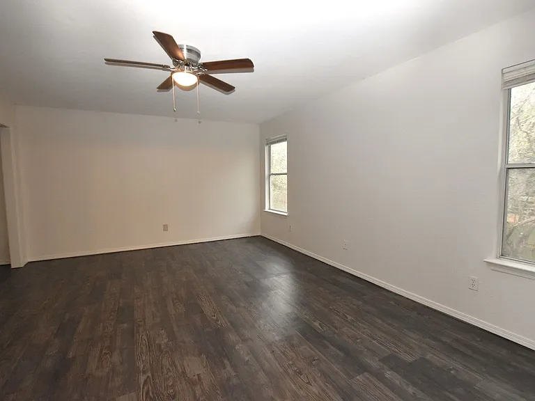921-923 Sagewood Trl — Photo 8