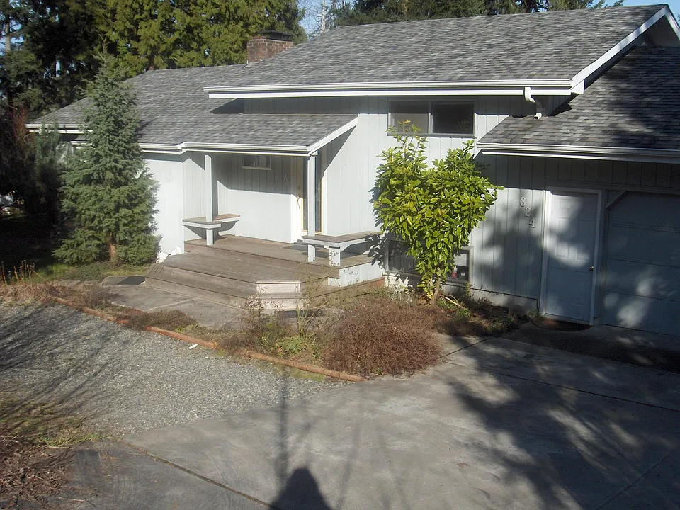 824 12th Ave SW #A