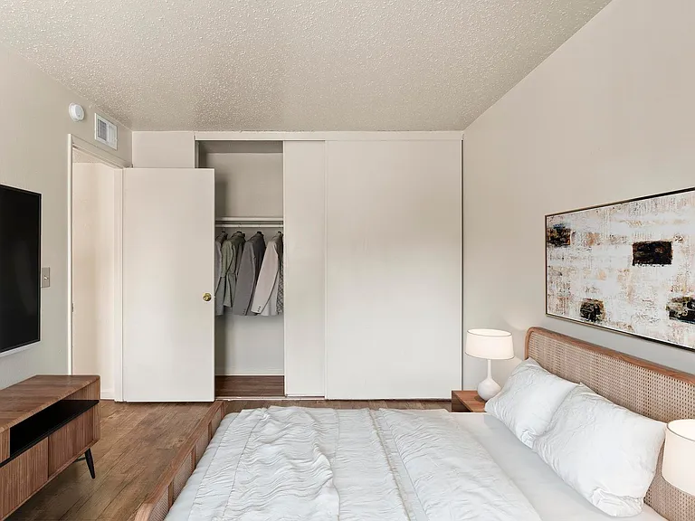 Westport Crossing Apartments — Photo 41