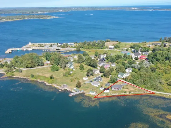 31 Medway St, Queens, NS B0J 2T0