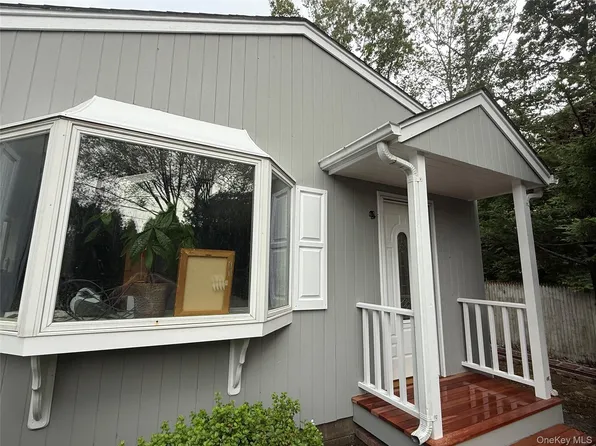 28 Apple Road, Southampton, NY 11968