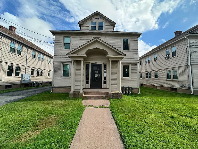 42 Maple St — Photo 2