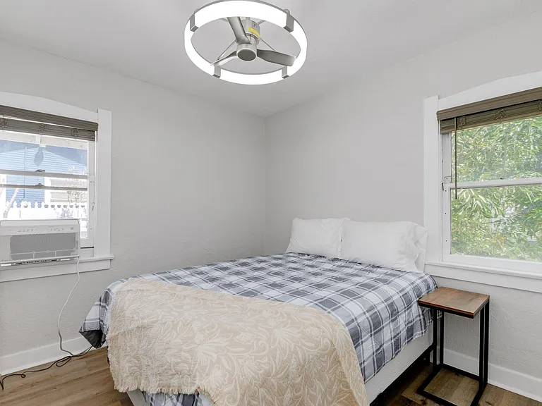 4415-17 E Thorn St — Photo 16