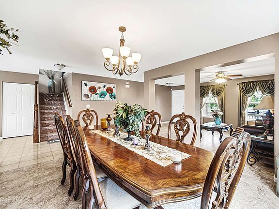 3rd image of 2325 Queensbridge Dr