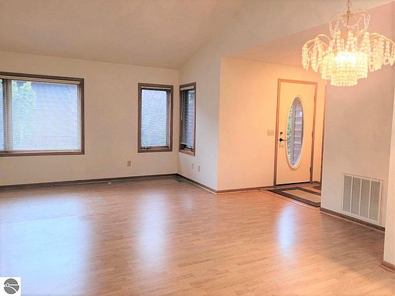 4th image of 2186 Hammond Pl W