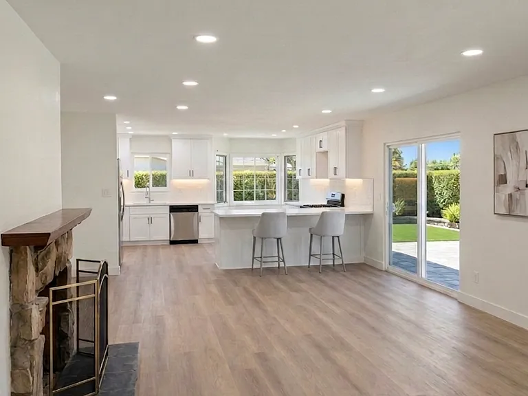 203 N Royal Pl — Photo 1