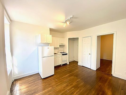 4th image of 243 E 39th St APT 3B