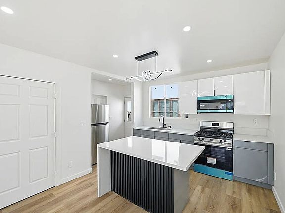 5th image of 3020-3030 1/2 W 12th St #3020