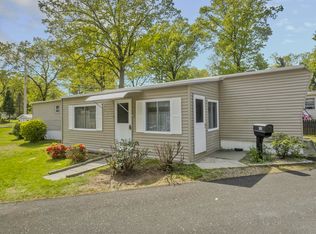 32 Puffin Dr, Chicopee, MA 01020