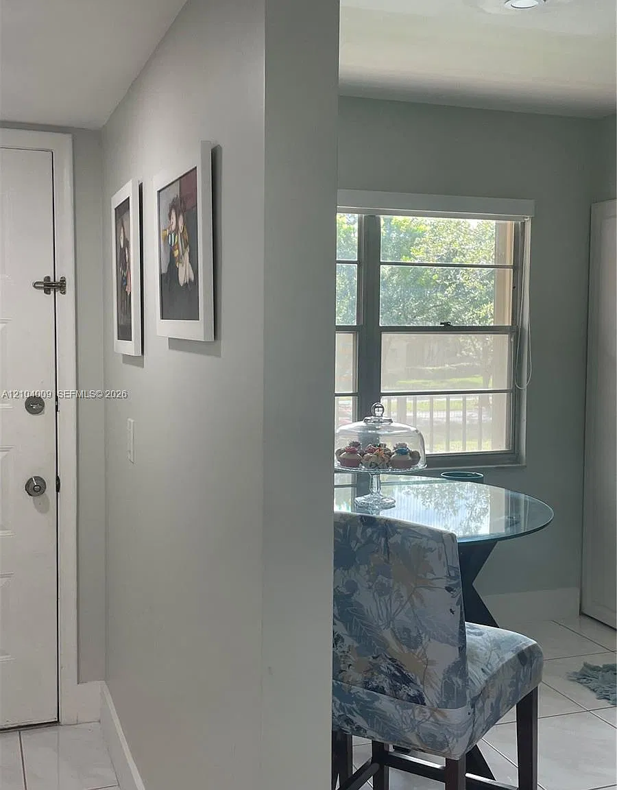 Cambridge At Century Vill — Photo 2
