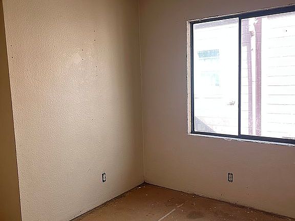 5th image of 820 Milton St