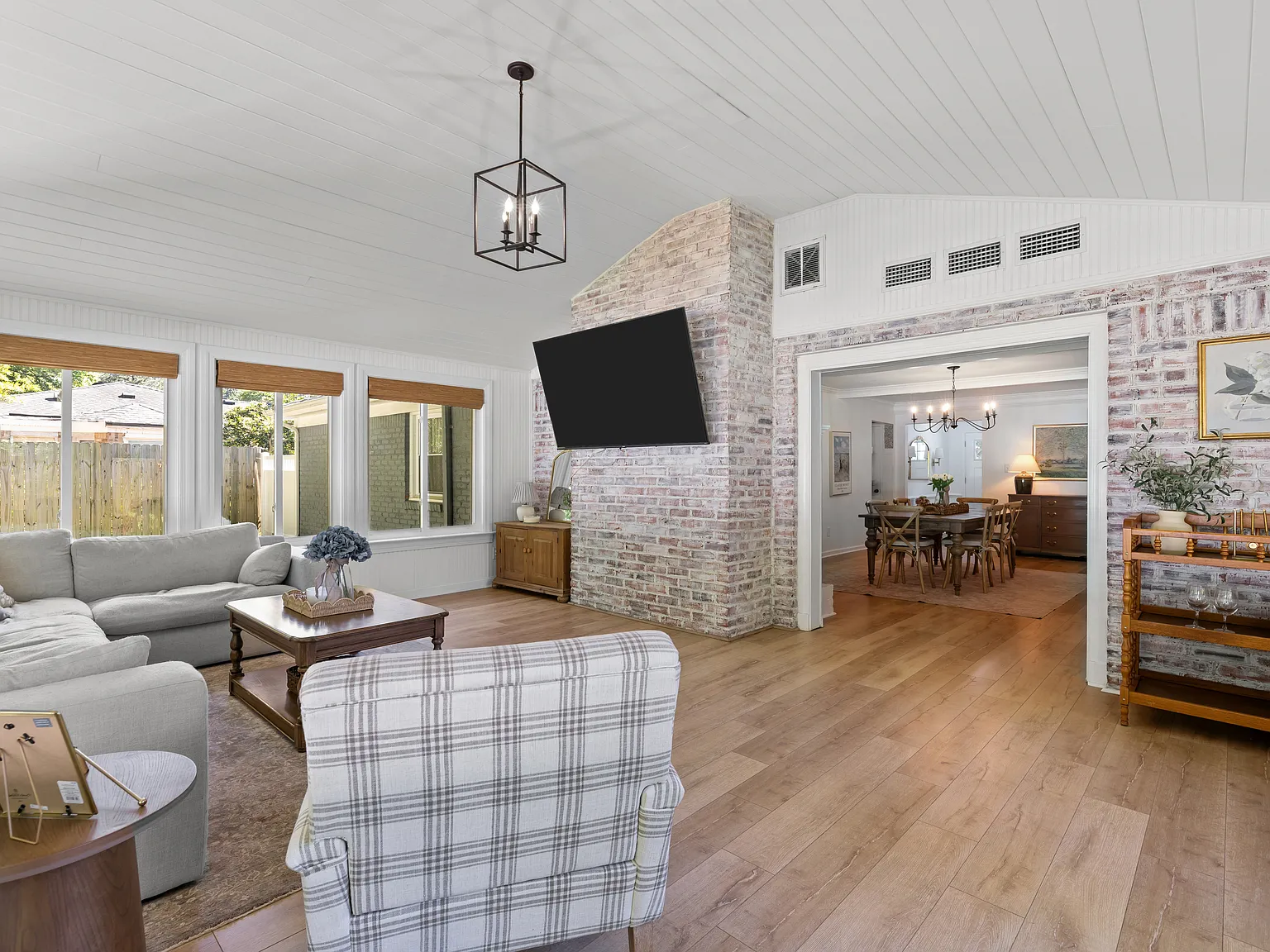5 bed, 2.5 bath, 2500 sqft, $3,995 — Photo 3