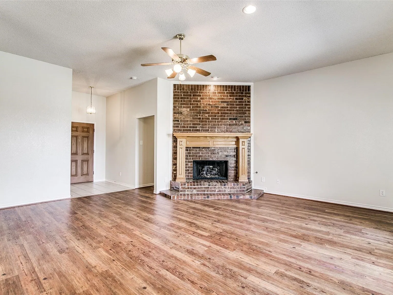 4 bed, 2.0 bath, 2116 sqft, $2,350 — Photo 3