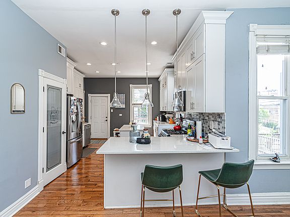 4th image of 2526 N Rockwell St #Top