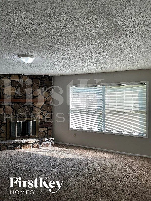 3 bed, 2.0 bath, 1313 sqft, $1,240 — Photo 3