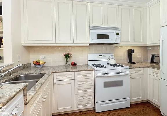 4th image of 113 W 77th St APT 1