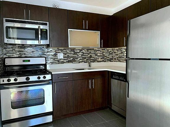 5th image of 200 E 33rd St Ph J