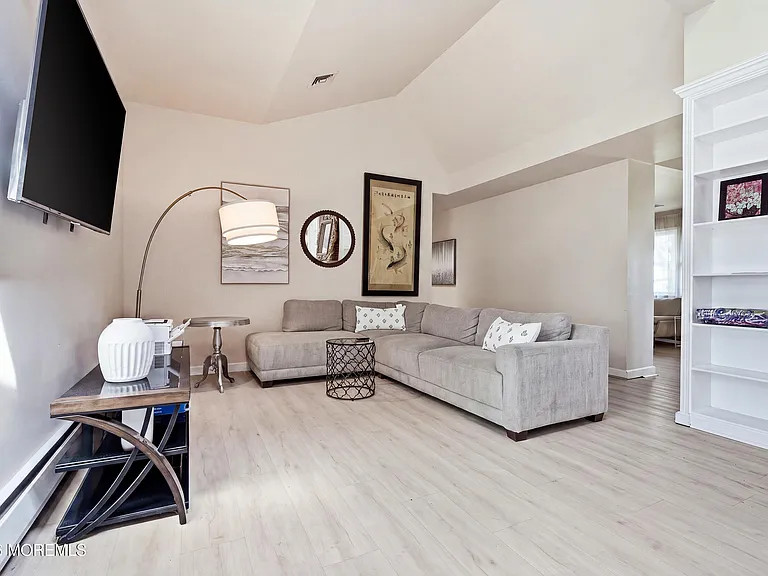 470 Monmouth Pl — Photo 10