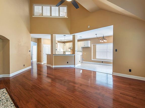 3rd image of 2212 Knob Hill Dr