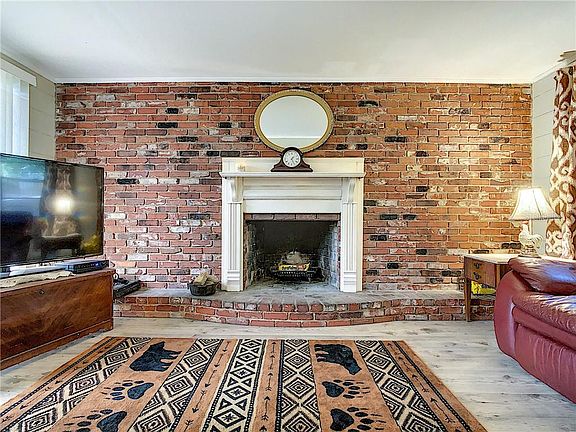 5th image of 553 E Hillcrest St