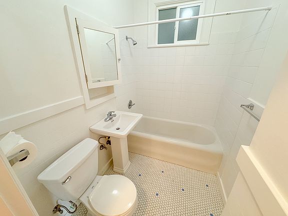 5th image of 2495 Sutter St APT 2