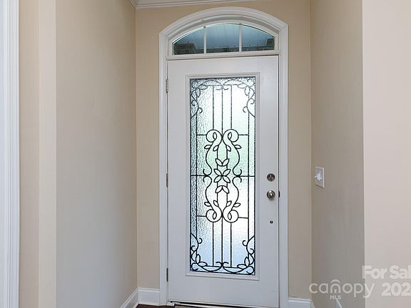 5th image of 639 Yellow Rose Ct
