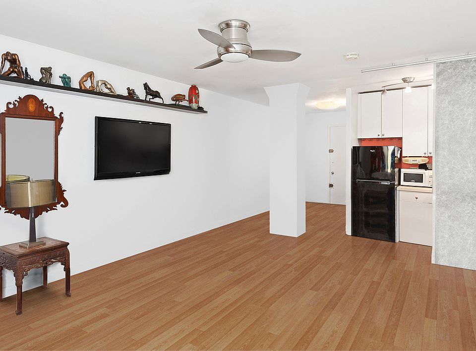 2nd image of 215 E 24th St #3114