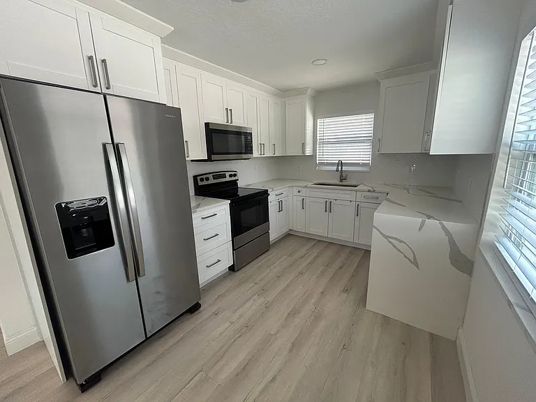 636 Lake Palms Dr #B — Photo 11