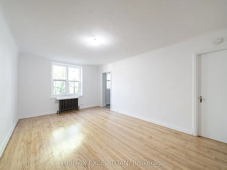 8 Mallory Gdns #24 — Photo 4