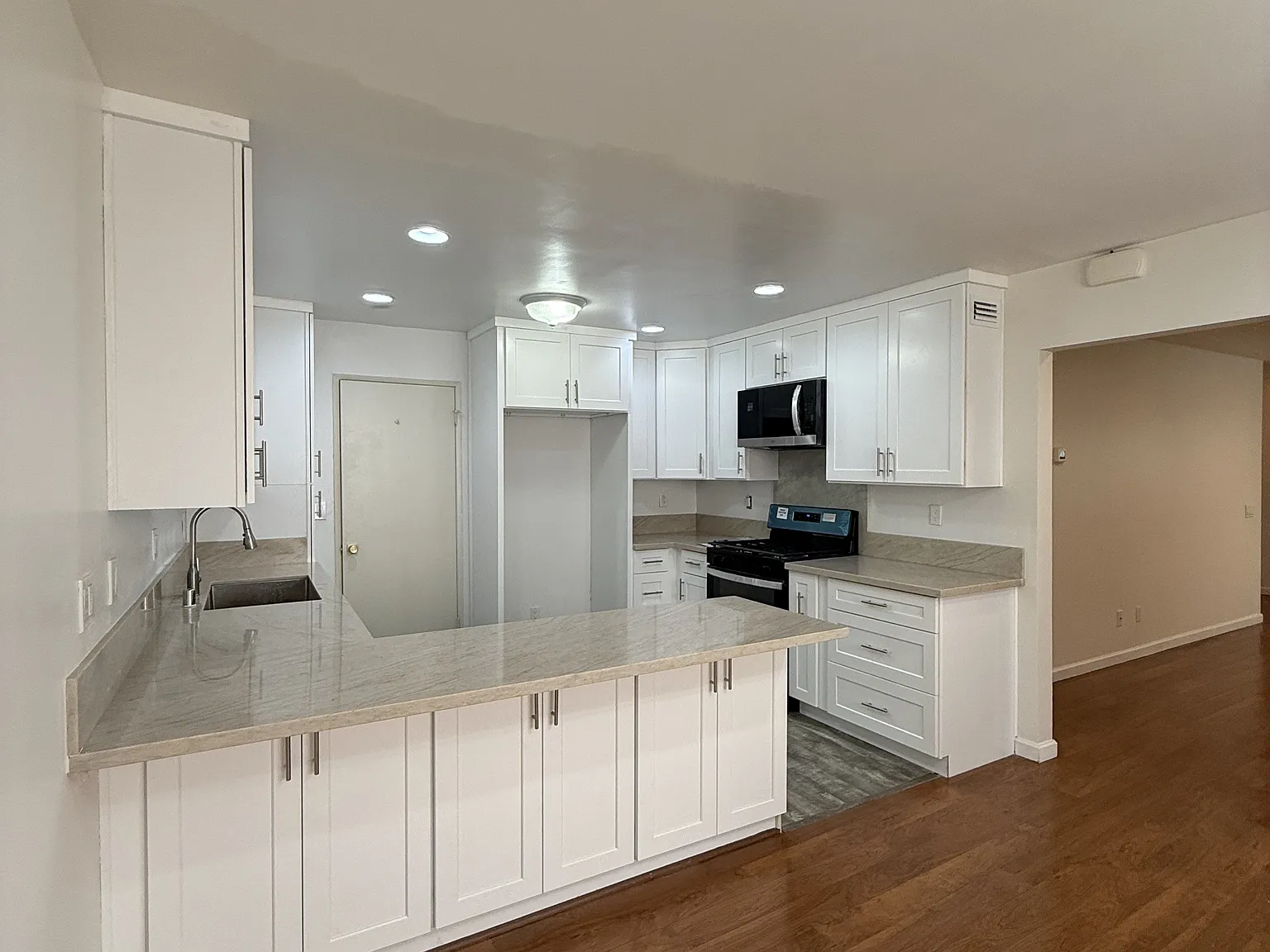 728 East Tujunga Avenue - Apt A — Photo 3