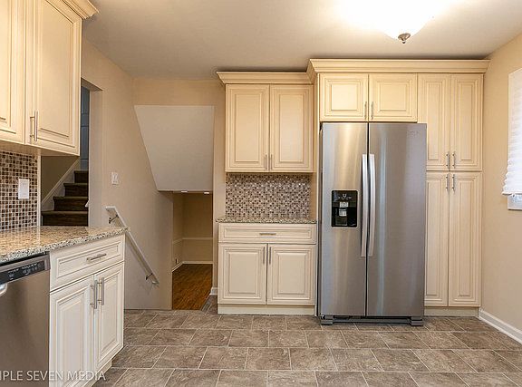 3rd image of 16463 Kenwood Ave