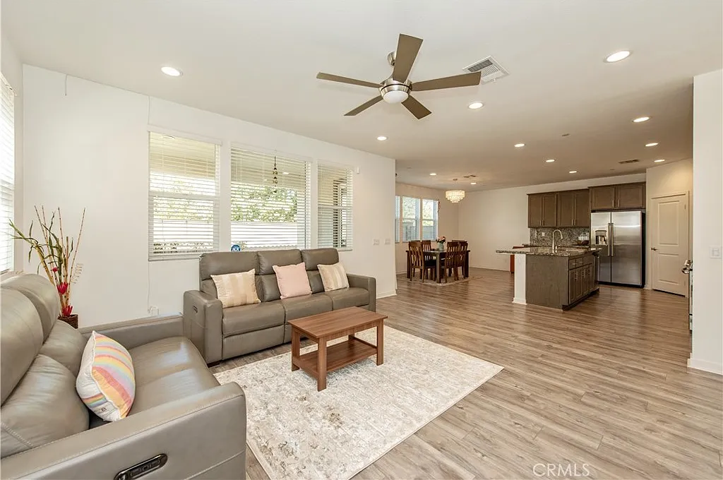 4 bed, 2214 sqft, $4,000 — Photo 3