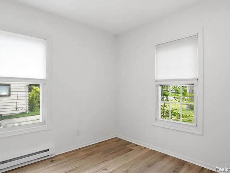 2101 Knollwood St — Photo 11