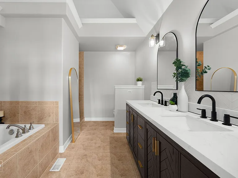 1537 W Rue James Pl — Photo 8