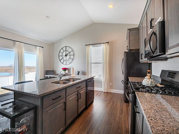 3rd image of 748 W Meadowdale Cir