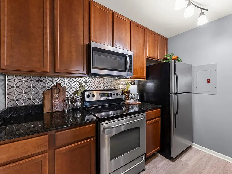 208 Glengarry Dr #302 — Photo 8