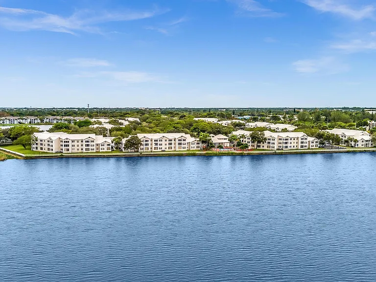 2810 N Oakland Forest Dr #104 — Photo 49