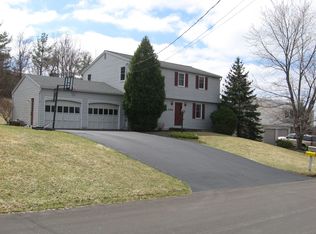 102 Pine Ridge Rd, Fayetteville, NY 13066