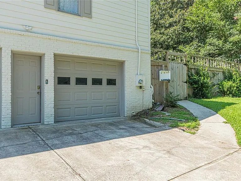 4996 N Peachtree Rd — Photo 4