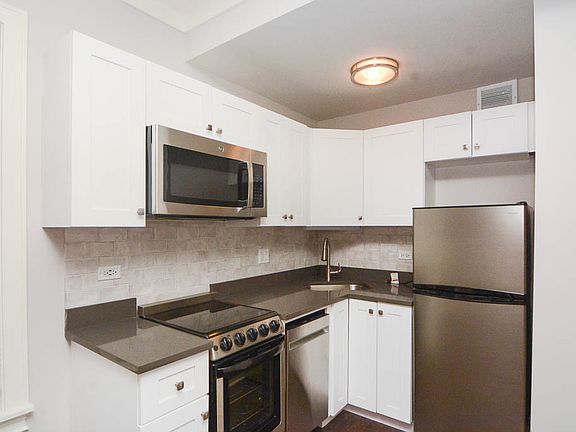 3rd image of 640 W Wrightwood Ave APT 303