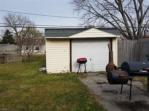 3rd image of 12112 Saint John Ave