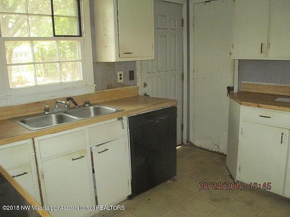 3rd image of 1515 Camellia Dr